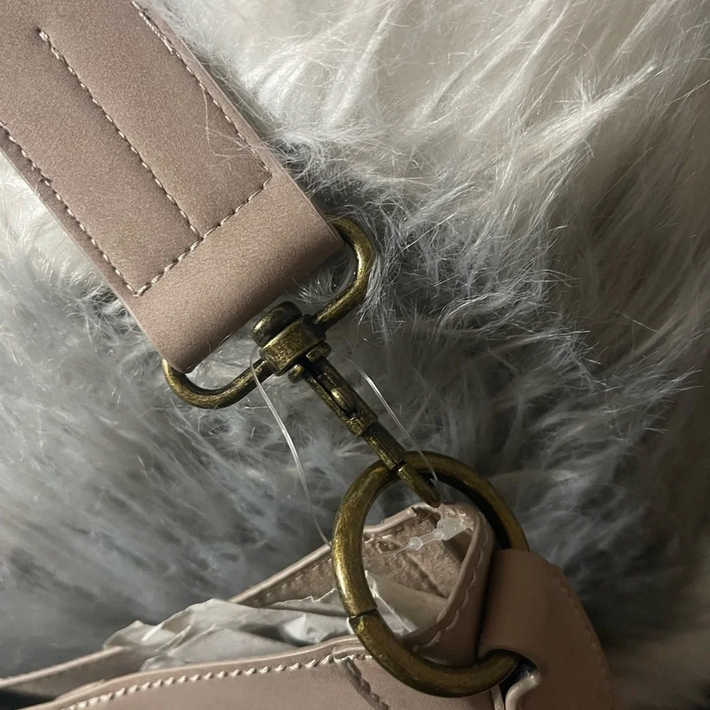 NEW! Universal Thread - Picture 2 of 4